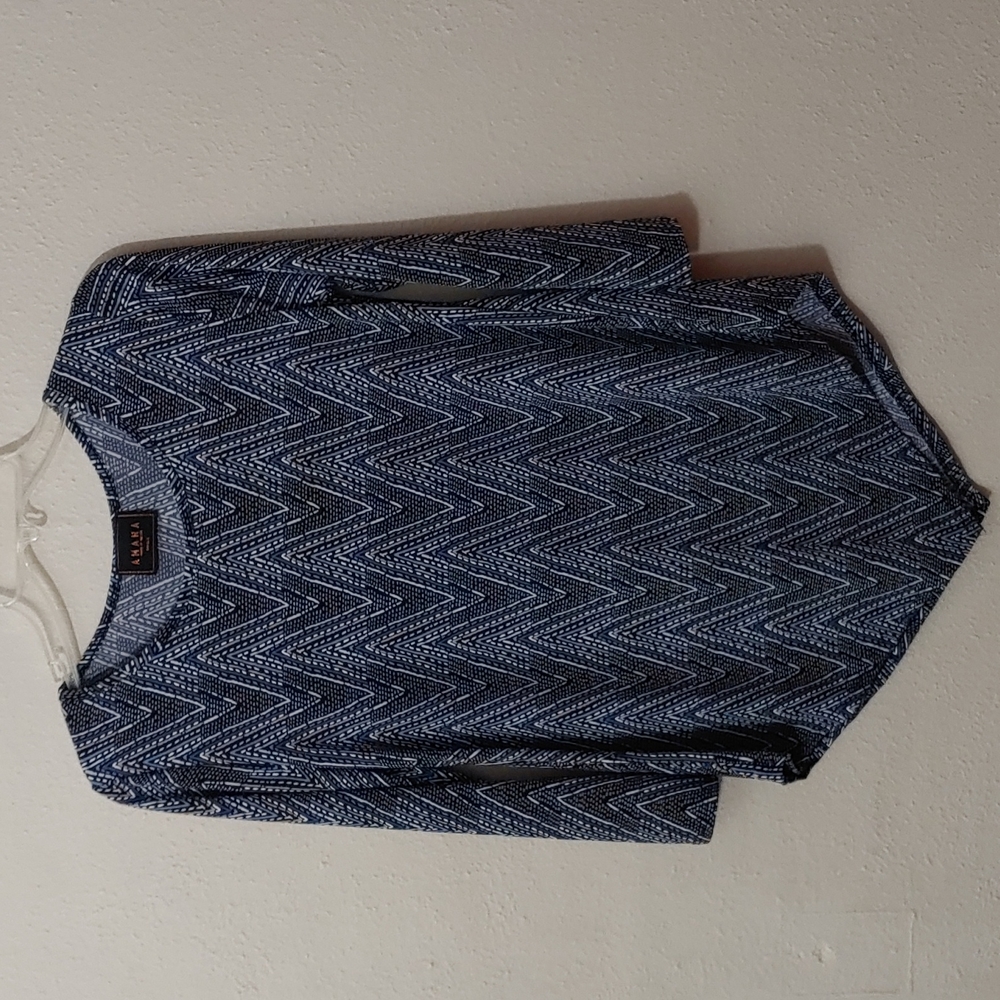 Amana Women's Size Medium Textured 3/4 sleeve, V hemline top.
